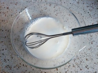 4、葡式蛋挞,先稍微搅拌几下，白糖不容易化开