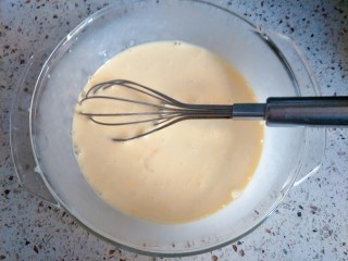 7、葡式蛋挞,混合搅拌均匀，这时候白糖化的也差不多了