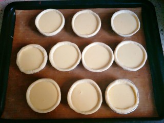 9、葡式蛋挞,倒入蛋挞皮九分满