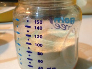 1、豌豆黄,称量80g脱皮豌豆粉，是在淘宝上一家山东店买的，顺便买了绿豆粉核桃粉各种粉。我家苏教授打小就总批评我做事儿糊弄，得过且过，这不就看出来了。照说做饭似乎应该一丝不苟亲力亲为，不过私以为工作或者另当别论，爱好上也完美主义就不能保持懒人快乐的心境啦。不过每个人的快乐不一样，我有个闺蜜曲总，人长途跋涉回家一定要把家里擦得光可鉴人，要不然睡不着。我趁目结舌的奉劝到：人不是懒死的，决计是累死的