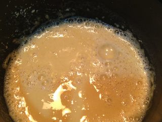 2、豌豆黄,但是这是她的快乐呀，要不收拾干净浑身都不舒服。嗯，扯远了。豌豆粉加水小火焖煮熟了。得盯着点儿呀，一不小心就糊了。煮到舀一勺滴落下来不会很快融进去的程度就可以。