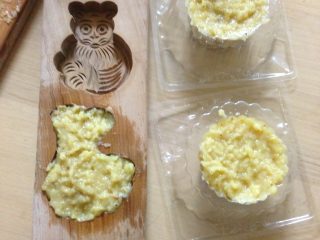 3、豌豆黄,加木糖醇，唉，肥婆伤不起呀。一方面这样不会太甜，另一方面木糖醇糖粉也比较细腻。用搅拌器咣啷咣啷搅拌均匀。添到模子里。之前别忘记给模子抹些油。