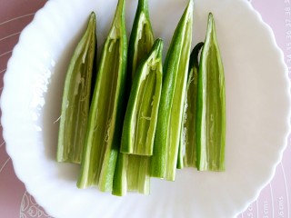 1、煎酿秋葵,秋葵洗净，从三分之一的位置切开，去掉里面的秋葵籽，留下三分之二的部分备用。