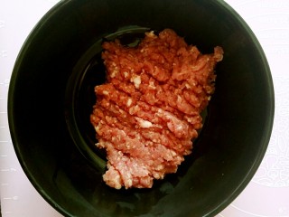 2、煎酿秋葵,猪瘦肉剁成馅儿，装的容器中。