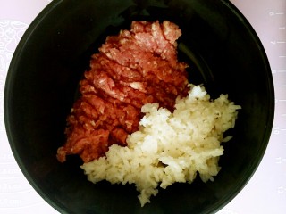 3、煎酿秋葵,加入煮熟的糯米饭。