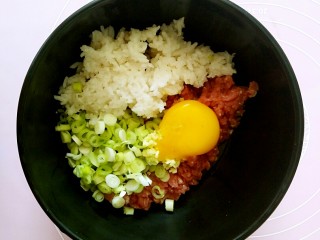 5、煎酿秋葵,打入一个鸡蛋黄，再加入盐，五香粉，耗油，植物油和少量的生抽。