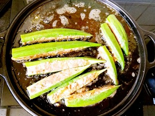 9、煎酿秋葵,大概两分钟之后翻面，要把秋葵的每一个侧面都煎到。