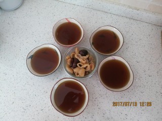 9、养颜圣品胶原满满的花胶冻,炖好以后加入红糖调味，然后滤出汤汁、