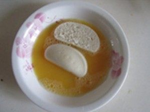 4、馒头的华丽转身---鸡蛋沙拉VS黄金馒头,将馒头片放入鸡蛋液中迅速地裹一下