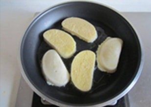 5、馒头的华丽转身---鸡蛋沙拉VS黄金馒头,烧热锅放入适量的油， 下入馒头片去煎