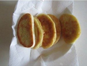 7、馒头的华丽转身---鸡蛋沙拉VS黄金馒头,煎好的黄金馒头片放在厨房纸巾上控油