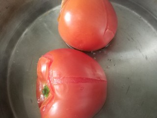 1、番茄鸡蛋,1分钟后让番茄躺下，这是会看到番茄的皮会慢慢裂开。