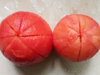 2、番茄鸡蛋,1分钟后取出番茄冷水冲以后沿着对角线切四刀。