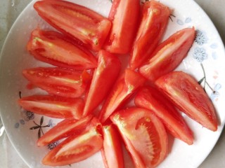 3、番茄鸡蛋,装盘备用，最好用大一点的盘儿！准备好葱花和鸡蛋。