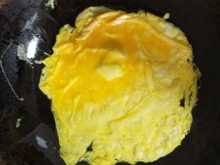 4、番茄鸡蛋,第二步，炒鸡蛋，大火烧至油开，小火时放入鸡蛋，鸡蛋成形后打碎，约2分钟。