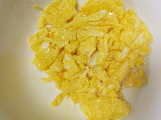 5、番茄鸡蛋,鸡蛋捞起后备用，不要让小孩儿偷吃。