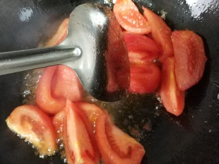 6、番茄鸡蛋,第三步，炒西红柿。油开后放入番茄，炒3分钟后小火用锅铲再次弄碎一次番茄。