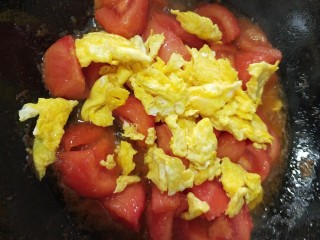 7、番茄鸡蛋,大火加入鸡蛋炒2分钟，让番茄的汁融入鸡蛋。