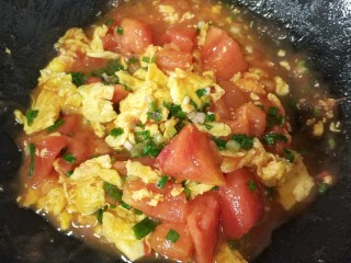 8、番茄鸡蛋,加入盐和糖调味，炒1分钟，出锅前加入葱花。