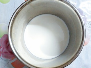 2、香橙草莓奶油松饼,把100g牛奶倒入一个干净的不锈钢盆里！