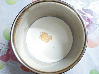 3、香橙草莓奶油松饼,放入蜂蜜一起搅拌均匀！我用的是椴树蜜，没有的话，用其他类型的蜂蜜都可以！