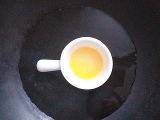 4、香橙草莓奶油松饼,黄油放入锅里热水加热至融化！