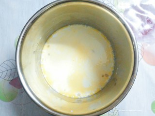 5、香橙草莓奶油松饼,把融化好的黄油倒入牛奶蜂蜜液里！一起搅拌均匀！