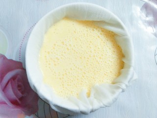 7、香橙草莓奶油松饼,在碗里铺好一个隔渣袋，将橙子泥过滤！