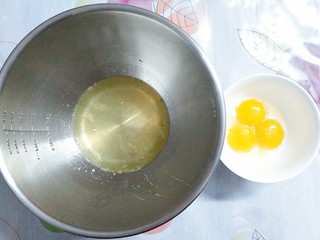 10、香橙草莓奶油松饼,将蛋清蛋黄进行分离！