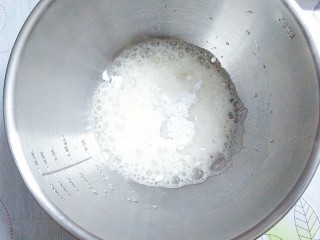 13、香橙草莓奶油松饼,蛋清打发至起大泡，加入三分之一的糖！