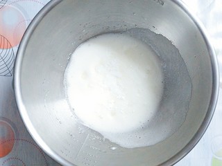 14、香橙草莓奶油松饼,继续搅打至泡沫细腻，加入剩下的二分之一的糖！继续搅打！