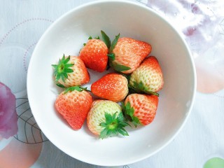 19、香橙草莓奶油松饼,草莓买回来用盐水浸泡一下，洗干净，切成薄薄的片备用！