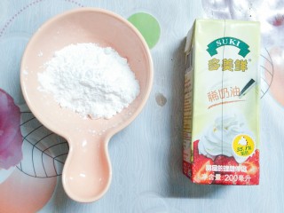 20、香橙草莓奶油松饼,准备好15g糖粉和200ml淡奶油！