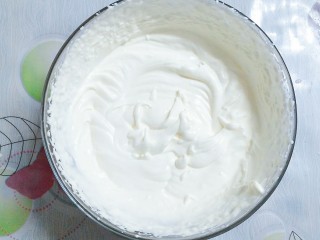 21、香橙草莓奶油松饼,把糖粉加入淡奶油里打至裱花状态！就是看见纹路即可！