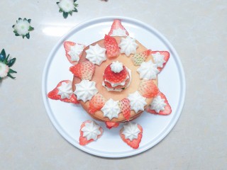 27、香橙草莓奶油松饼,以此类推，直至把所有松饼都码完！最后在最上面挤上奶油花，配上切下来的草莓边，不要浪费食材，合理的利用完剩下的食材！