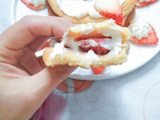 29、香橙草莓奶油松饼,小兔崽子已经迫不及待的想吃了，没办法，只好卷起来吃咯！这口感透着香橙的清甜，柔软绵长，太适合老人孩子吃了！