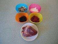 1、莲子桂圆猪心汤,食材：猪心（需解冻）莲子、桂圆、淮山、杞子。