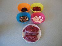 2、莲子桂圆猪心汤,四种药材都需要清洗，淮山需要折成小块。猪心要将外表的脂肪部分去掉，清洗心脏内的瘀血等杂质，然后切块。