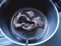 4、莲子桂圆猪心汤,倒掉开水，过凉河后沥干水分备用。