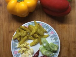2、酸辣鸡胗,材料 蒜姜切末