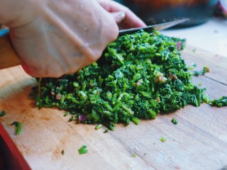 1、猪肉菠菜饺子(妈妈的独家秘方),冲完后将菠菜切碎,尽量切细一些,口感会好些