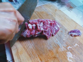 2、猪肉菠菜饺子(妈妈的独家秘方),开始切肉沫,切肉沫有一个很方便的办法,先在正面横着切,多切几刀,不用切到底