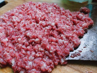 3、猪肉菠菜饺子(妈妈的独家秘方),接着再开始剁剁剁????这样剁起来就会轻松很多~