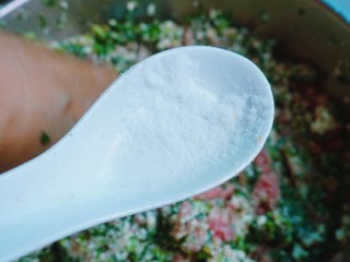 4、猪肉菠菜饺子(妈妈的独家秘方),混合均匀后,放半勺盐,勺子是普通的小瓷勺