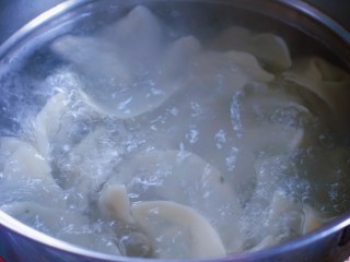 7、猪肉菠菜饺子(妈妈的独家秘方),等水烧开了就开始下饺子吧~