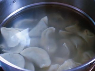 8、猪肉菠菜饺子(妈妈的独家秘方),饺子下锅后,第一次开锅时倒点凉水进去,然后盖上盖子直到水再次沸腾~