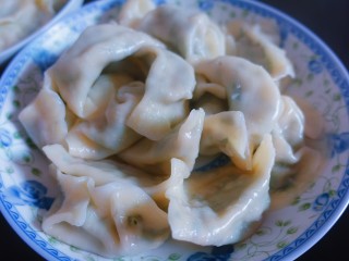 9、猪肉菠菜饺子(妈妈的独家秘方),起锅装盘,最爱吃的饺子就完成啦~????????????