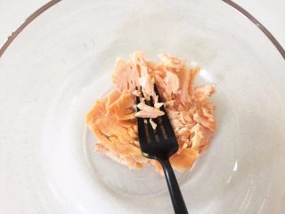 1、三文鱼饭团—给宝宝补充DHA的能量小饭团,把蒸好的三文鱼用叉子捣碎。