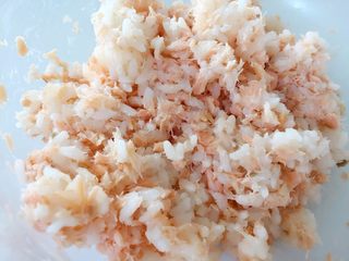 2、三文鱼饭团—给宝宝补充DHA的能量小饭团,搅拌均匀