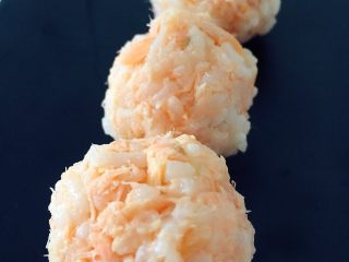 3、三文鱼饭团—给宝宝补充DHA的能量小饭团,将拌好的米饭，分成大小相同的小团，直接用手搓成球状就可以了。